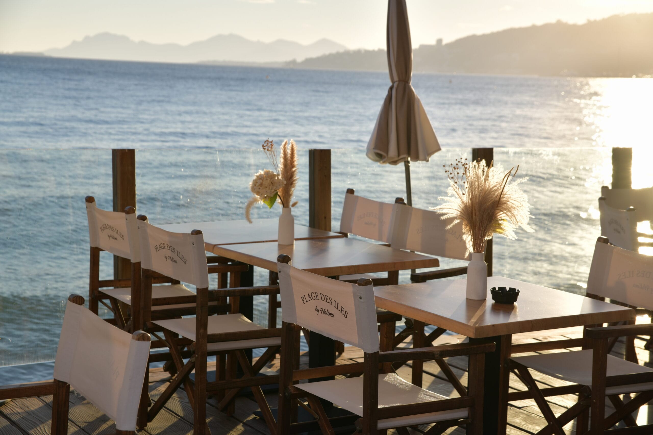 Vue depuis la terrasse de notre restaurant de bord de mer surplombant la baie de Juan-les-Pins.