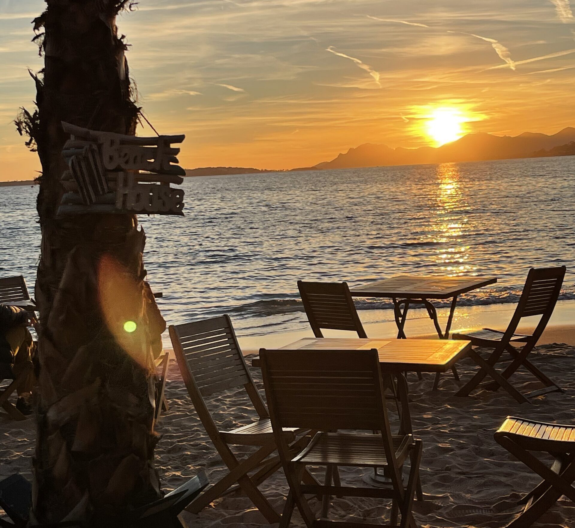 L'espace lounge de notre plage privée au coucher du soleil pour un moment magique sur la Côte d'Azur.
